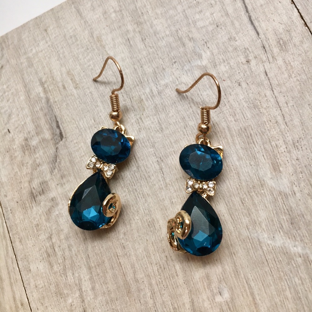 🆕 Emerald Color Bling Cat Stud Earrings - Picture 2 of 5